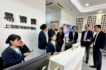 The Secretary for Labour and Welfare, Mr Chris Sun, today (January 14) concluded his visit to Shanghai. Photo shows Mr Sun (first right), accompanied by the Co-founder and Chairman of New Frontier Group, Mr Antony Leung (second right), learning about the care workers