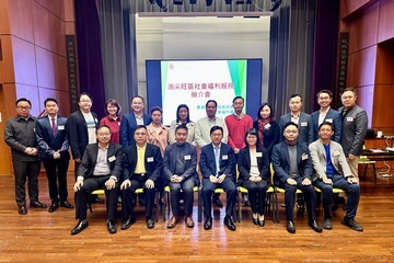 The Secretary for Labour and Welfare, Mr Chris Sun, attended a briefing session on social welfare services for Yau Tsim Mong District Council (DC) this afternoon (January 16) to meet and exchange views with new DC members. Photo shows (front row, from third left) the District Officer (Yau Tsim Mong), Mr Edward Yu; Mr Sun; the District Social Welfare Officer (Kowloon City/Yau Tsim Mong), Ms Lilian Cheung, and DC members.