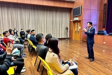 The Secretary for Labour and Welfare, Mr Chris Sun, attended a briefing session on social welfare services for Yau Tsim Mong District Council (DC) this afternoon (January 16) to meet and exchange views with new DC members. Photo shows Mr Sun (standing) introducing the social welfare services implemented by the government in Yau Tsim Mong District.