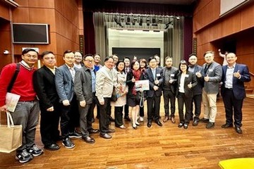The Secretary for Labour and Welfare, Mr Chris Sun, attended a briefing session on social welfare services for Yau Tsim Mong District Council (DC) this afternoon (January 16) to meet and exchange views with new DC members. Photo shows (front row, from eighth left) Mr Sun; the District Officer (Yau Tsim Mong), Mr Edward Yu; the District Social Welfare Officer (Kowloon City/Yau Tsim Mong), Ms Lilian Cheung, and DC members.