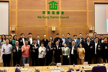 The Secretary for Labour and Welfare, Mr Chris Sun, attended a briefing session on social welfare services for Sai Kung District Council (DC) this afternoon (January 18) to meet and exchange views with new DC members. Photo shows (front row, from sixth left) the District Social Welfare Officer (Wong Tai Sin/Sai Kung), Mr David Ng; Mr Sun; the District Officer (Sai Kung), Miss Kathy Ma, and DC members.