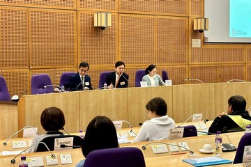 The Secretary for Labour and Welfare, Mr Chris Sun, attended a briefing session on social welfare services for Sai Kung District Council (DC) this afternoon (January 18) to meet and exchange views with new DC members. Photo shows Mr Sun (on stage, centre) speaking at the briefing session.