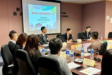 The Secretary for Labour and Welfare, Mr Chris Sun, attended a briefing session on social welfare services for Kwun Tong District Council (DC) this afternoon (January 18) to meet and exchange views with new DC members. Photo shows (from right) the District Officer (Kwun Tong), Mr Denny Ho; Mr Sun; the District Social Welfare Officer (Kwun Tong), Mr Taddy Leung, in discussion with DC members on social welfare services.