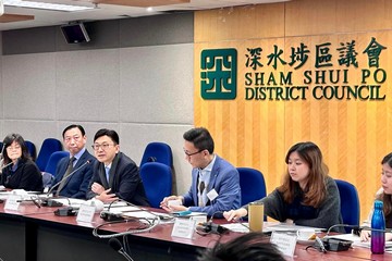 The Secretary for Labour and Welfare, Mr Chris Sun, attended a briefing session on social welfare services for Sham Shui Po District Council (DC) this afternoon (January 22) to meet and exchange views with new DC members. Photo shows Mr Sun (third left) speaking at the briefing session.
