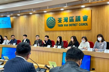 The Secretary for Labour and Welfare, Mr Chris Sun, attended a briefing session on social welfare services for Tsuen Wan District Council (DC) this afternoon (January 22) to meet and exchange views with new DC members. Photo shows Mr Sun (on stage, sixth left) speaking at the briefing session.