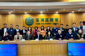 The Secretary for Labour and Welfare, Mr Chris Sun, attended a briefing session on social welfare services for Tsuen Wan District Council (DC) this afternoon (January 22) to meet and exchange views with new DC members. Photo shows (front row, from fourth left) the District Officer (Tsuen Wan), Mr Billy Au; Mr Sun; the District Social Welfare Officer (Tsuen Wan/Kwai Tsing), Ms Phoebe Wong, and DC members.