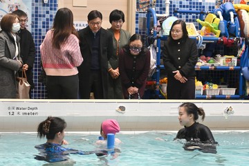 The Secretary for Labour and Welfare, Mr Chris Sun, visited the Heep Hong Society Integrated Service Complex in Pok Fu Lam this morning (January 23) to take a closer look at the pre-school rehabilitation and parent support services. The Permanent Secretary for Labour and Welfare, Ms Alice Lau, and the Commissioner for Rehabilitation of the Labour and Welfare Bureau, Miss Vega Wong, also joined the visit. Photo shows Mr Sun (fourth right) and Ms Lau (second right), accompanied by the Chief Executive Officer of Heep Hong Society, Ms Rachel Leung (first right), learning how hydrotherapy training assists children with special needs.