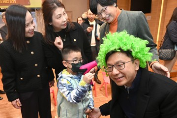 The Secretary for Labour and Welfare, Mr Chris Sun, visited the Heep Hong Society Integrated Service Complex in Pok Fu Lam this morning (January 23) to take a closer look at the pre-school rehabilitation and parent support services. The Permanent Secretary for Labour and Welfare, Ms Alice Lau, and the Commissioner for Rehabilitation of the Labour and Welfare Bureau, Miss Vega Wong, also joined the visit. Photo shows Mr Sun (first right), accompanied by the Chief Executive Officer of Heep Hong Society, Ms Rachel Leung (first left), playing and interacting with children with special needs to assist them to integrate into daily life.