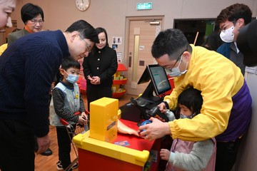The Secretary for Labour and Welfare, Mr Chris Sun, visited the Heep Hong Society Integrated Service Complex in Pok Fu Lam this morning (January 23) to take a closer look at the pre-school rehabilitation and parent support services. The Permanent Secretary for Labour and Welfare, Ms Alice Lau, and the Commissioner for Rehabilitation of the Labour and Welfare Bureau, Miss Vega Wong, also joined the visit. Photo shows Mr Sun (first left) watching children receiving social adaptation training.