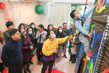 The Secretary for Labour and Welfare, Mr Chris Sun, visited the Heep Hong Society Integrated Service Complex in Pok Fu Lam this morning (January 23) to take a closer look at the pre-school rehabilitation and parent support services. The Permanent Secretary for Labour and Welfare, Ms Alice Lau, and the Commissioner for Rehabilitation of the Labour and Welfare Bureau, Miss Vega Wong, also joined the visit. Photo shows Mr Sun (first left) touring the Special Child Care Centre to learn about children