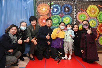 The Secretary for Labour and Welfare, Mr Chris Sun, visited the Heep Hong Society Integrated Service Complex in Pok Fu Lam this morning (January 23) to take a closer look at the pre-school rehabilitation and parent support services. The Permanent Secretary for Labour and Welfare, Ms Alice Lau, and the Commissioner for Rehabilitation of the Labour and Welfare Bureau, Miss Vega Wong, also joined the visit. Photo shows Mr Sun (fourth left); Ms Lau (first right); Miss Wong (second left); the Chief Executive Officer of Heep Hong Society, Ms Rachel Leung (second right), with a trainer and a child with special needs.