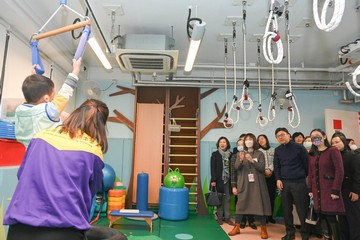 The Secretary for Labour and Welfare, Mr Chris Sun, visited the Heep Hong Society Integrated Service Complex in Pok Fu Lam this morning (January 23) to take a closer look at the pre-school rehabilitation and parent support services. The Permanent Secretary for Labour and Welfare, Ms Alice Lau, and the Commissioner for Rehabilitation of the Labour and Welfare Bureau, Miss Vega Wong, also joined the visit. Photo shows Mr Sun (front row, centre) and Ms Lau (front row, right) being briefed on how the physiotherapy training of the Early Education and Training Centre facilitates the integration of children with special needs into the mainstream education system in future.