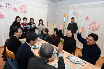 The Secretary for Labour and Welfare, Mr Chris Sun, visited the Heep Hong Society Integrated Service Complex in Pok Fu Lam this morning (January 23) to take a closer look at the pre-school rehabilitation and parent support services. The Permanent Secretary for Labour and Welfare, Ms Alice Lau, and the Commissioner for Rehabilitation of the Labour and Welfare Bureau, Miss Vega Wong, also joined the visit. Photo shows Mr Sun (sitting, first right) and Ms Lau (sitting, third right) listening to the sharing of youths with special needs on their internship experience at the STAR Café.