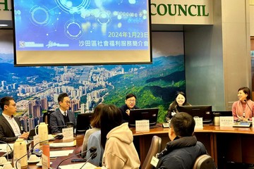 The Secretary for Labour and Welfare, Mr Chris Sun, attended a briefing session on social welfare services for Sha Tin District Council (DC) this afternoon (January 23) to meet and exchange views with new DC members. Photo shows Mr Sun (sitting, third right) speaking at the briefing session.