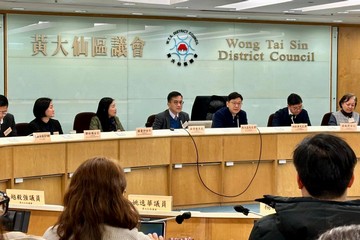 The Secretary for Labour and Welfare, Mr Chris Sun, attended a briefing session on social welfare services for Wong Tai Sin District Council (DC) this afternoon (January 23) to meet and exchange views with new DC members. Photo shows Mr Sun (fifth left) speaking at the briefing session.