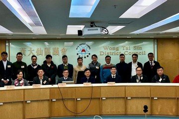 The Secretary for Labour and Welfare, Mr Chris Sun, attended a briefing session on social welfare services for Wong Tai Sin District Council (DC) this afternoon (January 23) to meet and exchange views with new DC members. Photo shows (front row, from fifth left) the District Social Welfare Officer (Wong Tai Sin/Sai Kung), Mr David Ng; Mr Sun; the District Officer (Wong Tai Sin), Mr Thomas Wu, and DC members.