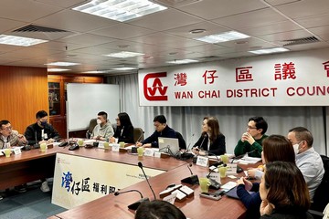 The Secretary for Labour and Welfare, Mr Chris Sun, attended a briefing session on social welfare services for Wan Chai District Council (DC) this afternoon (January 23) to meet and exchange views with new DC members. Photo shows (from fourth left) the District Officer (Wan Chai), Ms Fanny Cheung; Mr Sun; the District Social Welfare Officer (Eastern and Wan Chai), Ms Patricia Woo, listening to DC members