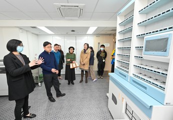 The Secretary for Labour and Welfare, Mr Chris Sun, visited the Siu Lam Integrated Rehabilitation Services Complex this afternoon (January 24) to keep abreast of the various rehabilitation services which commenced operation in phases from December 2023. Photo shows Mr Sun (second left) viewing how technology is applied in drug management in Tsing Yau Inn, a Hostel for Severely Physically Handicapped Persons, with a view to enhancing efficiency and safety.