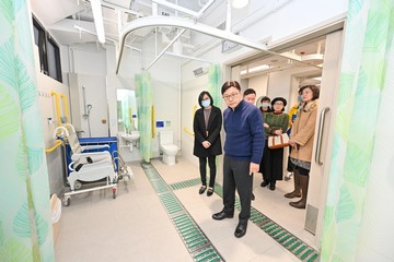 The Secretary for Labour and Welfare, Mr Chris Sun, visited the Siu Lam Integrated Rehabilitation Services Complex this afternoon (January 24) to keep abreast of the various rehabilitation services which commenced operation in phases from December 2023. Photo shows Mr Sun (front row, right) viewing residential care services and facilities of Tsing Yau Inn, a Hostel for Severely Physically Handicapped Persons.