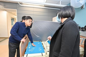The Secretary for Labour and Welfare, Mr Chris Sun, visited the Siu Lam Integrated Rehabilitation Services Complex this afternoon (January 24) to keep abreast of the various rehabilitation services which commenced operation in phases from December 2023. Photo shows Mr Sun (left) learning about residential care facilities of Tsing Yau Inn, a Hostel for Severely Physically Handicapped Persons.