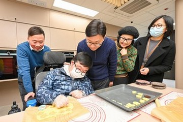 勞工及福利局局長孫玉菡今日（一月二十四日）下午到訪小欖綜合康復服務大樓，視察自二〇二三年十二月起分階段投入服務的各項康復服務。圖示孫玉菡（中）在香港耀能協會董事會主席彭徐美雲（右二）和行政總裁宣國棟（左一）陪同下，觀看殘疾人士製作曲奇。