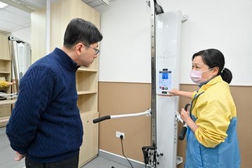The Secretary for Labour and Welfare, Mr Chris Sun, visited the Siu Lam Integrated Rehabilitation Services Complex this afternoon (January 24) to keep abreast of the various rehabilitation services which commenced operation in phases from December 2023. Photo shows Mr Sun (left) learning about the sport training for persons with disabilities in Tsing Yau Inn, a Hostel for Severely Physically Handicapped Persons.