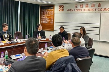 The Secretary for Labour and Welfare, Mr Chris Sun, attended a briefing session on social welfare services for Yuen Long District Council (DC) this afternoon (January 24) to meet and exchange views with new DC members. Photo shows Mr Sun (third left) speaking at the briefing session.
