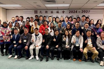 The Secretary for Labour and Welfare, Mr Chris Sun, attended a briefing session on social welfare services for Yuen Long District Council (DC) this afternoon (January 24) to meet and exchange views with new DC members. Photo shows (front row, from fourth left) the District Officer (Yuen Long), Mr Gordon Wu; Mr Sun; the District Social Welfare Officer (Yuen Long), Mrs Judy Shek, and DC members.