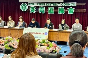 勞工及福利局局長孫玉菡今日（一月二十五日）下午出席葵青區議會社會福利服務簡介會，與新一屆區議員會面及交流。圖示孫玉菡（右三）在簡介會發言。