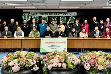 The Secretary for Labour and Welfare, Mr Chris Sun, attended a briefing session on social welfare services for Kwai Tsing District Council (DC) this afternoon (January 25) to meet and exchange views with new DC members. Photo shows (front row, from fifth left) the District Officer (Kwai Tsing), Mr Huggin Tang; Mr Sun; the District Social Welfare Officer (Tsuen Wan/Kwai Tsing), Ms Phoebe Wong, and DC members.