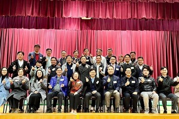 The Secretary for Labour and Welfare, Mr Chris Sun, attended a briefing session on social welfare services for Tuen Mun District Council (DC) this afternoon (January 25) to meet and exchange views with new DC members. Photo shows (front row, from fifth left) the District Social Welfare Officer (Tuen Mun), Ms Agnes Ho; Mr Sun; the District Officer (Tuen Mun), Mr Michael Kwan, and DC members.