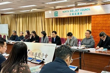 The Secretary for Labour and Welfare, Mr Chris Sun, attended a briefing session on social welfare services for North District Council (DC) this afternoon (January 25) to meet and exchange views with new DC members. Photo shows Mr Sun (fourth right) speaking at the briefing session.