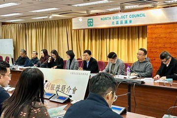 劳工及福利局局长孙玉菡今日（一月二十五日）下午出席北区区议会社会福利服务简介会，与新一届区议员会面及交流。图示孙玉菡（右四）在简介会发言。