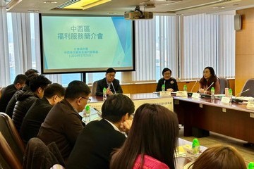 The Secretary for Labour and Welfare, Mr Chris Sun, attended a briefing session on social welfare services for Central and Western District Council (DC) this afternoon (January 26) to meet and exchange views with new DC members. Photo shows Mr Sun (fourth right) speaking at the briefing session.