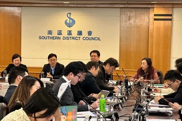 The Secretary for Labour and Welfare, Mr Chris Sun, attended a briefing session on social welfare services for Southern District Council (DC) this afternoon (January 26) to meet and exchange views with new DC members. Photo shows Mr Sun (second left) speaking at the briefing session.