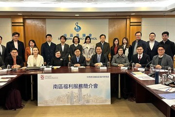 The Secretary for Labour and Welfare, Mr Chris Sun, attended a briefing session on social welfare services for Southern District Council (DC) this afternoon (January 26) to meet and exchange views with new DC members. Photo shows (front row, from fourth left) the District Social Welfare Officer (Central Western/Southern/Islands), Ms Lam Bun-ngee; Mr Sun; the District Officer (Southern), Mr Francis Cheng, and DC members.