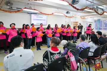 The Secretary for Labour and Welfare, Mr Chris Sun, today (January 27) led the Labour and Welfare Bureau and Social Welfare Department (SWD) Volunteer Team to visit a residential care home for the elderly in Sha Tin and extended early Lunar New Year greetings to the elderly. The Permanent Secretary for Labour and Welfare, Ms Alice Lau, also joined the visit. Photo shows the SWD Choir singing festive songs for the elderly.