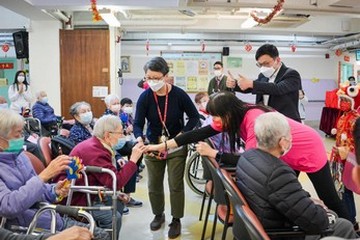 勞工及福利局（勞福局）局長孫玉菡今日（一月二十七日）率領勞福局及社會福利署（社署）義工隊探訪沙田一間安老院，並向長者拜早年。勞福局常任秘書長劉焱亦有同行。社署歌詠團為長者獻唱賀年歌和懷舊金曲，圖示長者一同和唱。