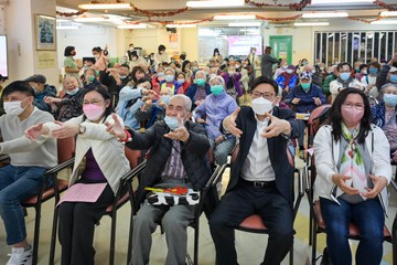 The Secretary for Labour and Welfare, Mr Chris Sun, today (January 27) led the Labour and Welfare Bureau and Social Welfare Department Volunteer Team to visit a residential care home for the elderly in Sha Tin and extended early Lunar New Year greetings to the elderly. The Permanent Secretary for Labour and Welfare, Ms Alice Lau, also joined the visit. Photo shows Mr Sun (front row, second right), Ms Lau (front row, second left) and elderly persons trying laughter yoga.