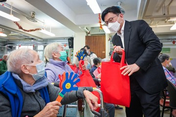 The Secretary for Labour and Welfare, Mr Chris Sun, today (January 27) led the Labour and Welfare Bureau and Social Welfare Department Volunteer Team to visit a residential care home for the elderly in Sha Tin and extended early Lunar New Year greetings to the elderly. The Permanent Secretary for Labour and Welfare, Ms Alice Lau, also joined the visit. Photo shows Mr Sun (right) distributing a blessing bag to an elderly person.