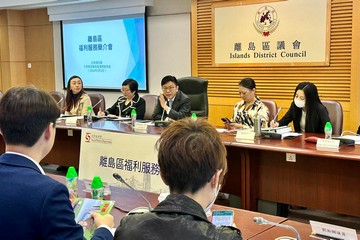 The Secretary for Labour and Welfare, Mr Chris Sun, attended a briefing session on social welfare services for Islands District Council (DC) this morning (February 2) to meet and exchange views with new DC members. Photo shows Mr Sun (centre) speaking at the briefing session.