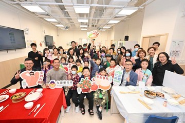 The Under Secretary for Labour and Welfare, Mr Ho Kai-ming, had poon choi with over 60 children and parents of beneficiary households at the Sham Shui Po Community Living Room this evening (February 4) to ring in the Year of the Dragon. The Sham Shui Po Community Living Room has had 155 eligible families as members since its opening in December 2023 to date.