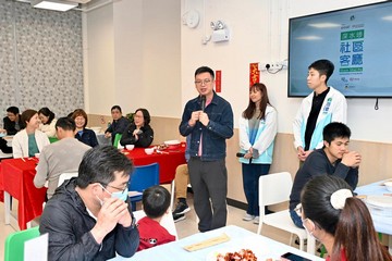 The Under Secretary for Labour and Welfare, Mr Ho Kai-ming, had poon choi with over 60 children and parents of beneficiary households at the Sham Shui Po Community Living Room this evening (February 4) to ring in the Year of the Dragon. The Sham Shui Po Community Living Room has had 155 eligible families as members since its opening in December 2023 to date.