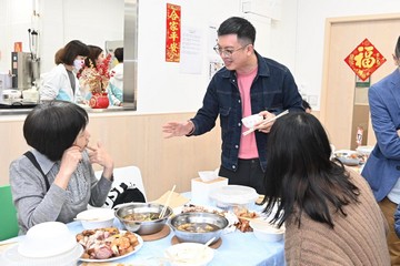 The Under Secretary for Labour and Welfare, Mr Ho Kai-ming, had poon choi with over 60 children and parents of beneficiary households at the Sham Shui Po Community Living Room this evening (February 4) to ring in the Year of the Dragon. The Sham Shui Po Community Living Room has had 155 eligible families as members since its opening in December 2023 to date.