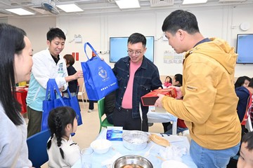 The Under Secretary for Labour and Welfare, Mr Ho Kai-ming, had poon choi with over 60 children and parents of beneficiary households at the Sham Shui Po Community Living Room this evening (February 4) to ring in the Year of the Dragon. The Sham Shui Po Community Living Room has had 155 eligible families as members since its opening in December 2023 to date.