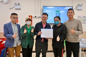 The Under Secretary for Labour and Welfare, Mr Ho Kai-ming, had poon choi with over 60 children and parents of beneficiary households at the Sham Shui Po Community Living Room this evening (February 4) to ring in the Year of the Dragon. The Sham Shui Po Community Living Room has had 155 eligible families as members since its opening in December 2023 to date.