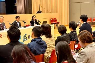 The Secretary for Labour and Welfare, Mr Chris Sun, attended a briefing session on social welfare services for Eastern District Council (DC) this afternoon (February 5) to meet and exchange views with new DC members. Photo shows Mr Sun (rear, centre) listening to a DC member’s views.