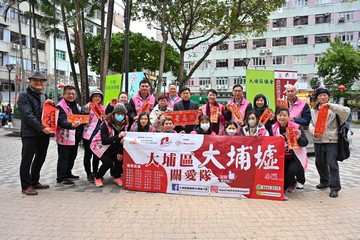 The Secretary for Labour and Welfare, Mr Chris Sun, visited Tai Po District this afternoon (February 8) as part of the year-end caring visits in 18 districts. Mr Sun, accompanied by the District Officer (Tai Po), Ms Eunice Chan, visited the elderly living in the vicinity of Tai Po Market to distribute blessing bags in celebration of the Chinese New Year, together with Tai Po District Council members and representatives from the Care Team (Tai Po). Mr Sun extended early Chinese New Year greetings to the elderly people and reminded them to stay warm in cold weather. Members of the public and neighbours are encouraged to show concern and care for the health of singleton elderly or frail elderly persons.
