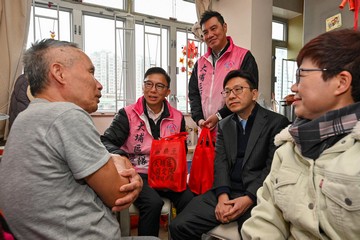 The Secretary for Labour and Welfare, Mr Chris Sun, visited Tai Po District this afternoon (February 8) as part of the year-end caring visits in 18 districts. Mr Sun, accompanied by the District Officer (Tai Po), Ms Eunice Chan, visited the elderly living in the vicinity of Tai Po Market to distribute blessing bags in celebration of the Chinese New Year, together with Tai Po District Council members and representatives from the Care Team (Tai Po). Mr Sun extended early Chinese New Year greetings to the elderly people and reminded them to stay warm in cold weather. Members of the public and neighbours are encouraged to show concern and care for the health of singleton elderly or frail elderly persons.