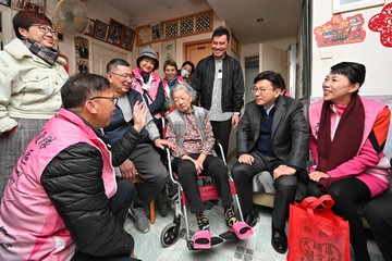 The Secretary for Labour and Welfare, Mr Chris Sun, visited Tai Po District this afternoon (February 8) as part of the year-end caring visits in 18 districts. Mr Sun, accompanied by the District Officer (Tai Po), Ms Eunice Chan, visited the elderly living in the vicinity of Tai Po Market to distribute blessing bags in celebration of the Chinese New Year, together with Tai Po District Council members and representatives from the Care Team (Tai Po). Mr Sun extended early Chinese New Year greetings to the elderly people and reminded them to stay warm in cold weather. Members of the public and neighbours are encouraged to show concern and care for the health of singleton elderly or frail elderly persons.